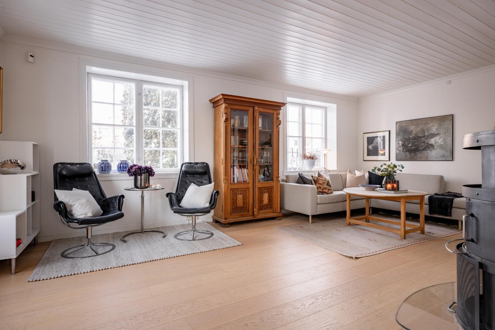 Store vindusflater er gjennomgående i hele boligen, og gir rikelig med naturlig sollys. Etterisolerte vegger og brede vinduskarmer i 1 etasje. Galleribilde