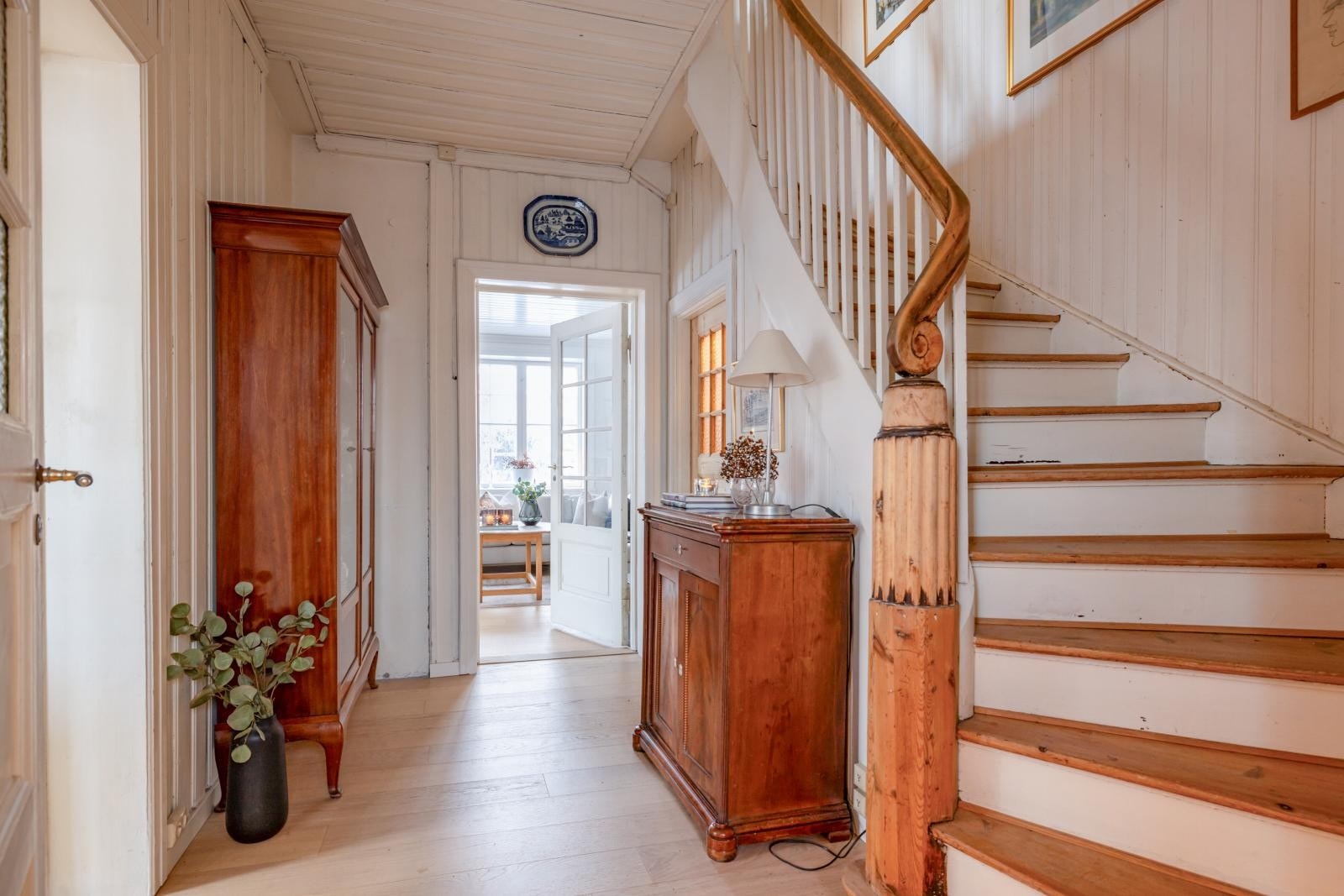 En flott original heltre trapp går fra 1. etasje opp til 2. etasje. Galleribilde