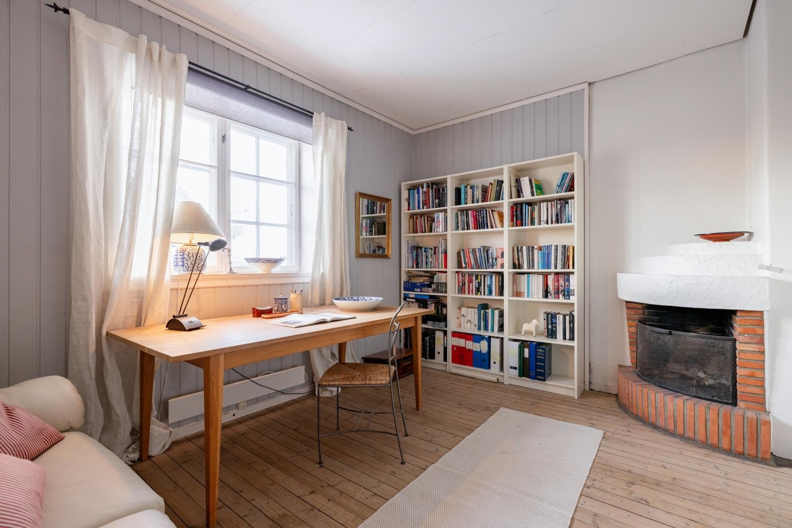 Soverom 2 er av god størrelse med plass til seng, pult og oppbevaring/skap og annet. Det er en hyggelig hjørnepeis i rommet. Galleribilde