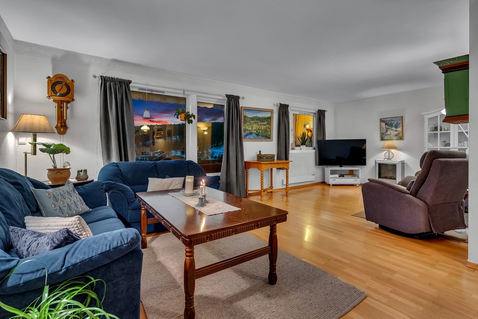 Med sin gode romfordeling og store vindusflater som gir rikelig med lys, oppleves stuen som fin og luftig. Galleribilde