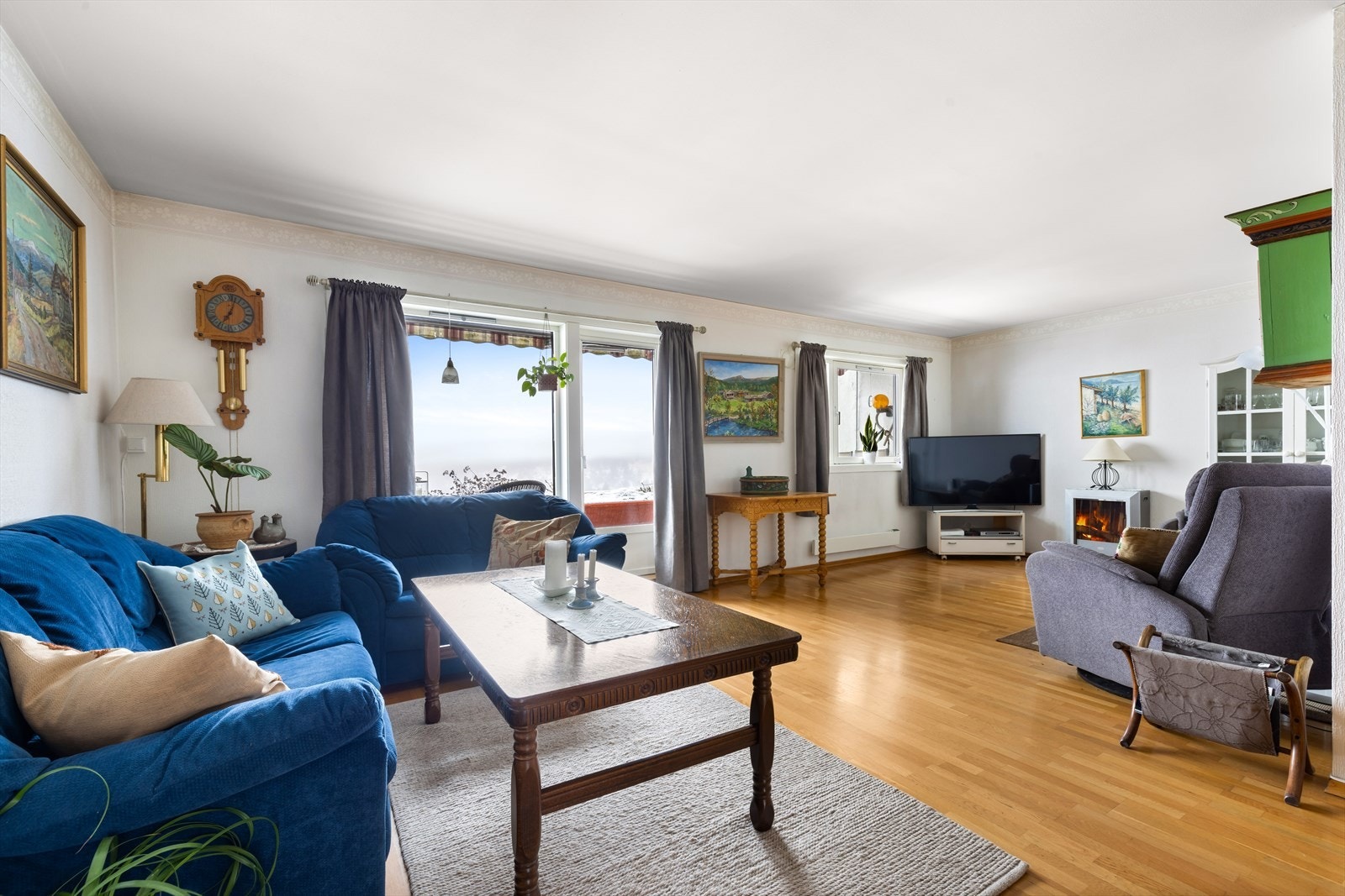 Med sin gode romfordeling og store vindusflater som gir rikelig med lys, oppleves stuen som fin og luftig. Galleribilde