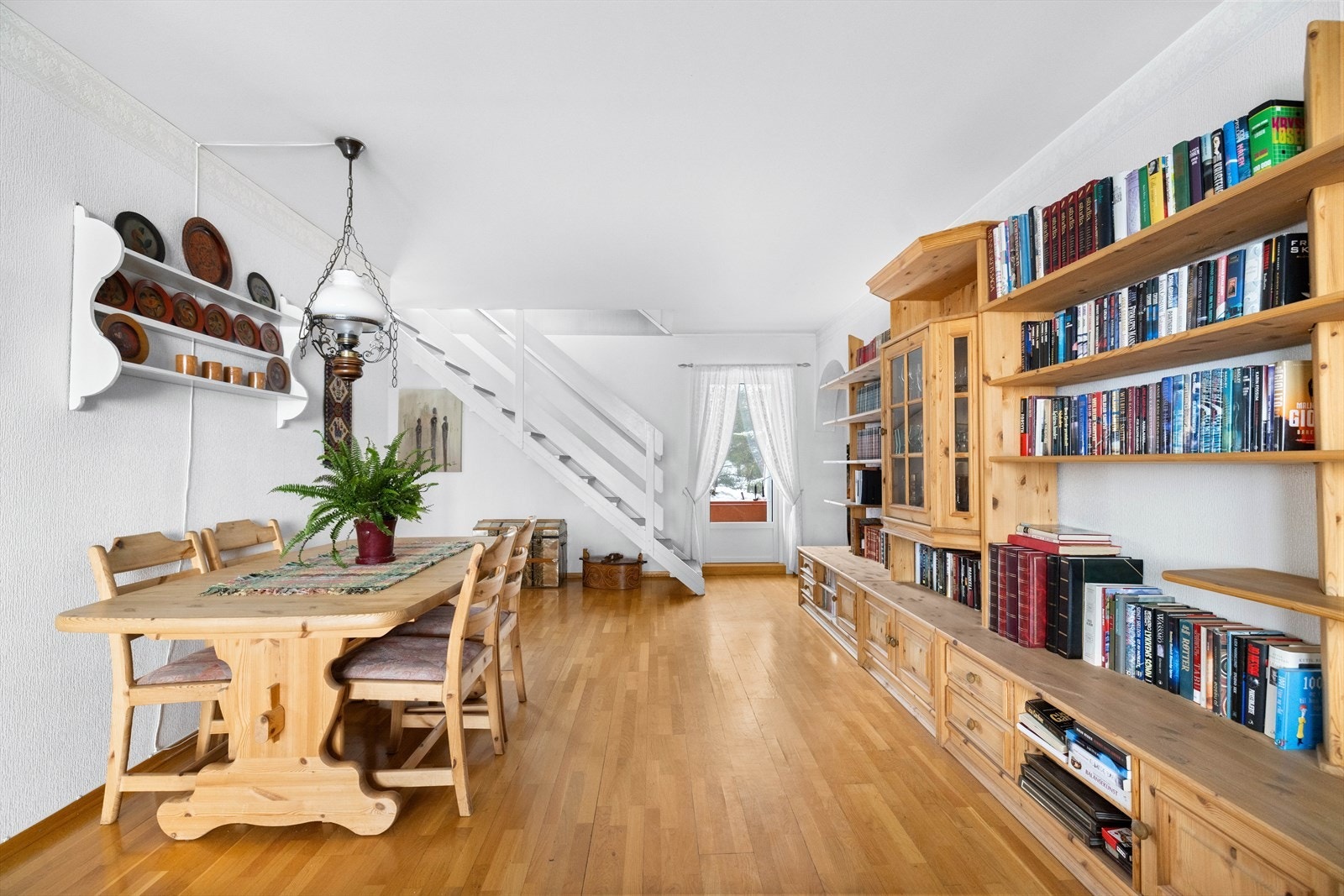 Fra kjøkkenet/stuen er det også utgang til en lun nordøstvendt balkong på ca. 13 m². Galleribilde