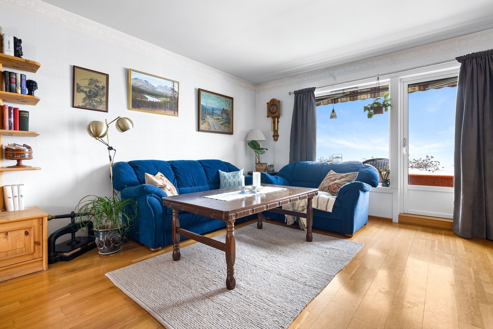 Fra stuen er det utgang til en svært hyggelig sørvestvendt balkong på ca. 13 m². Galleribilde