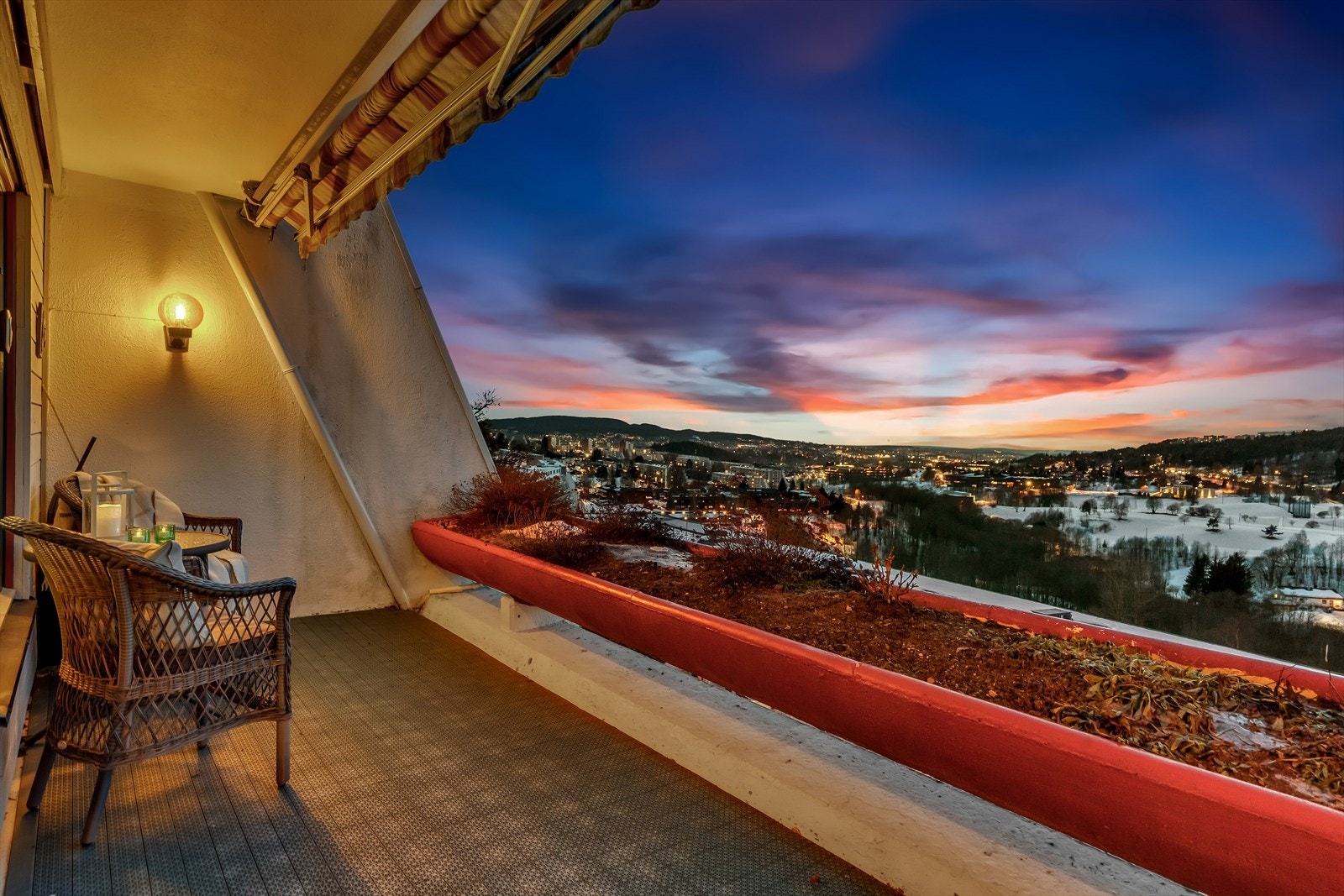 Fra balkongen har du en enestående utsikt med svært gode solforhold. Galleribilde