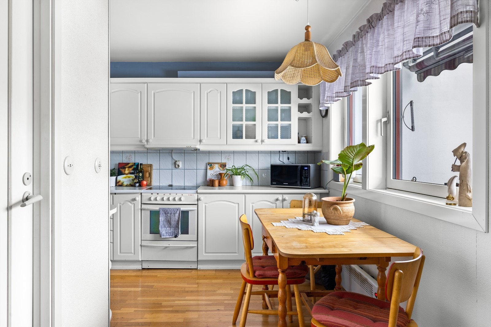 Vegg i vegg med kjøkkenet er det baderom. Galleribilde