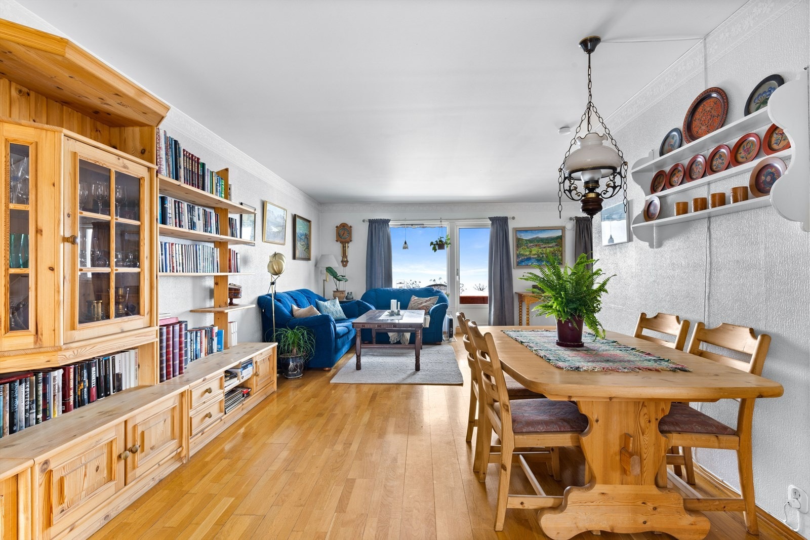 Gulvet er belagt med 3-stavs eikeparkett. Galleribilde