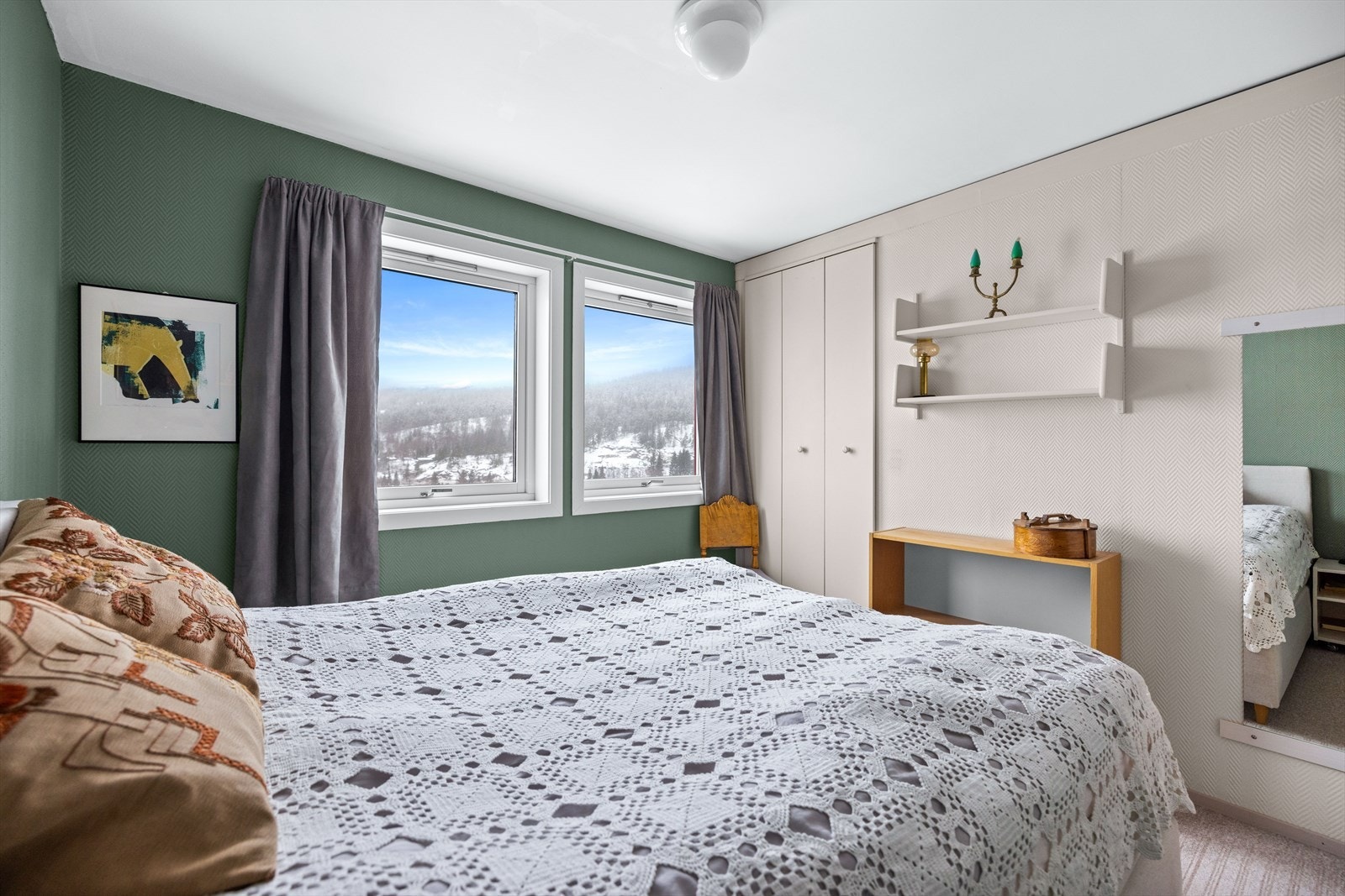 God plass til dobbeltseng samt tilhørende møbler. Galleribilde