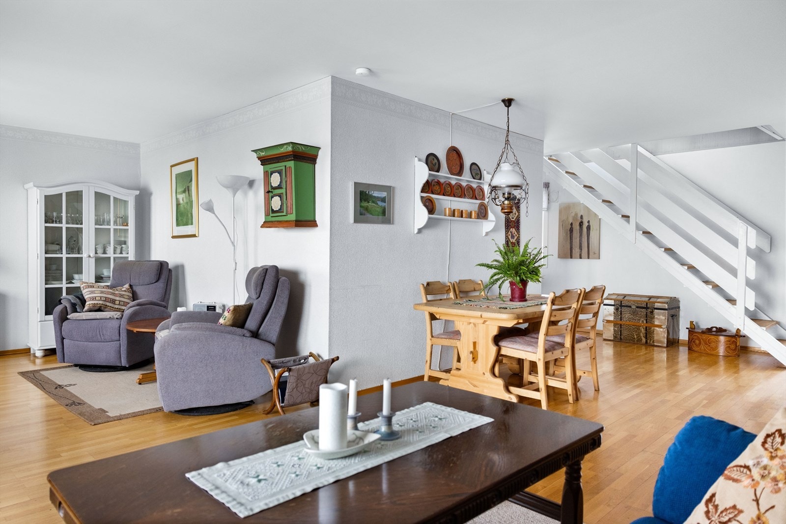 Her er det plass til en sofagruppe med tilhørende møbler, samt også plass til en hyggelig spisegruppe. Galleribilde