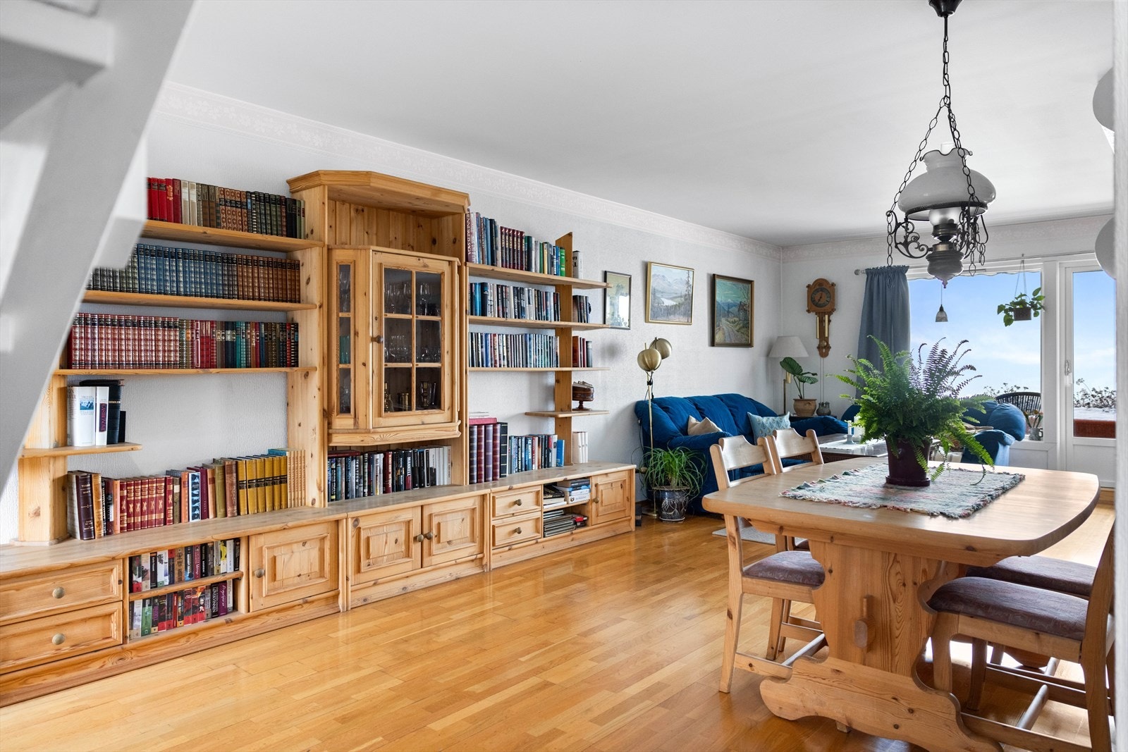 Med sin gode romfordeling og store vindusflater som gir rikelig med lys, oppleves stuen som fin og luftig. Galleribilde