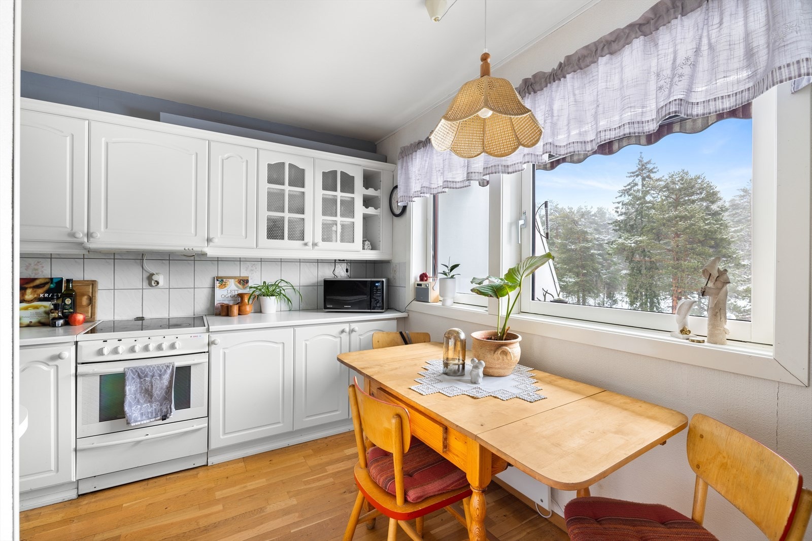 Romslig separat kjøkken med god skap- og benkeplass samt store vindusflater. Galleribilde