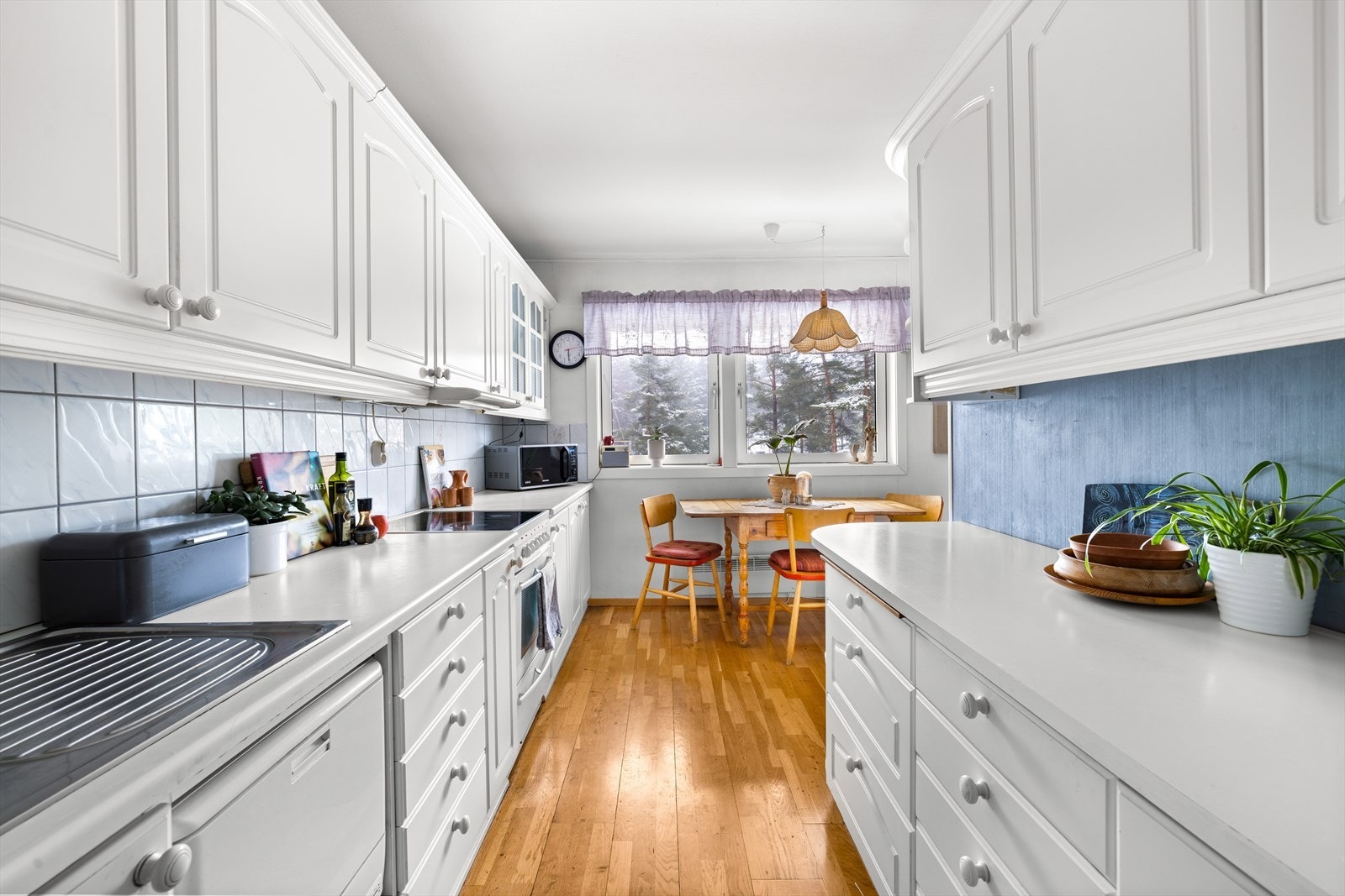 Det er opplegg for oppvaskmaskin og ventilator over kokeplass. Galleribilde