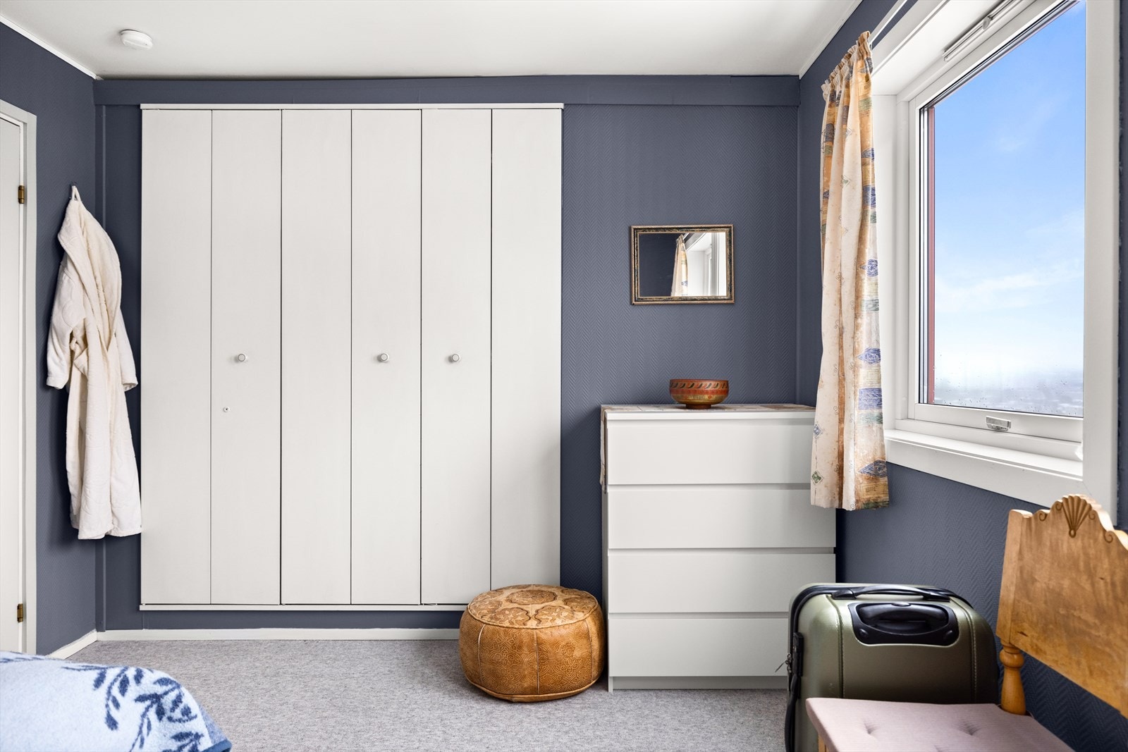 God plass til dobbeltseng med tilhørende møblement. Gode oppbevaringsmuligheter i plassbygget garderobeskap. Galleribilde