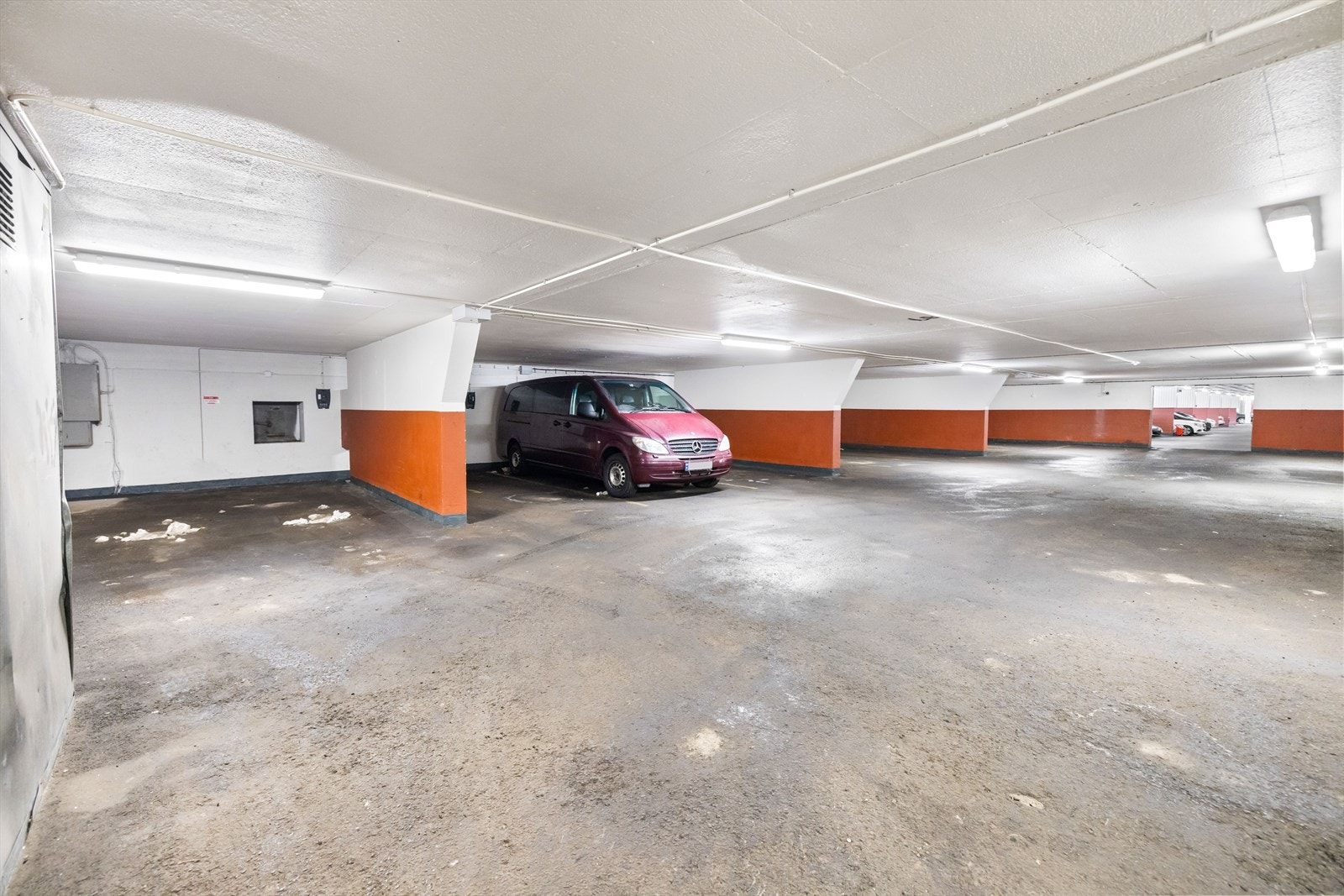 Det medfølger en romslig garasjeplass i felles garasjeanlegg. Galleribilde