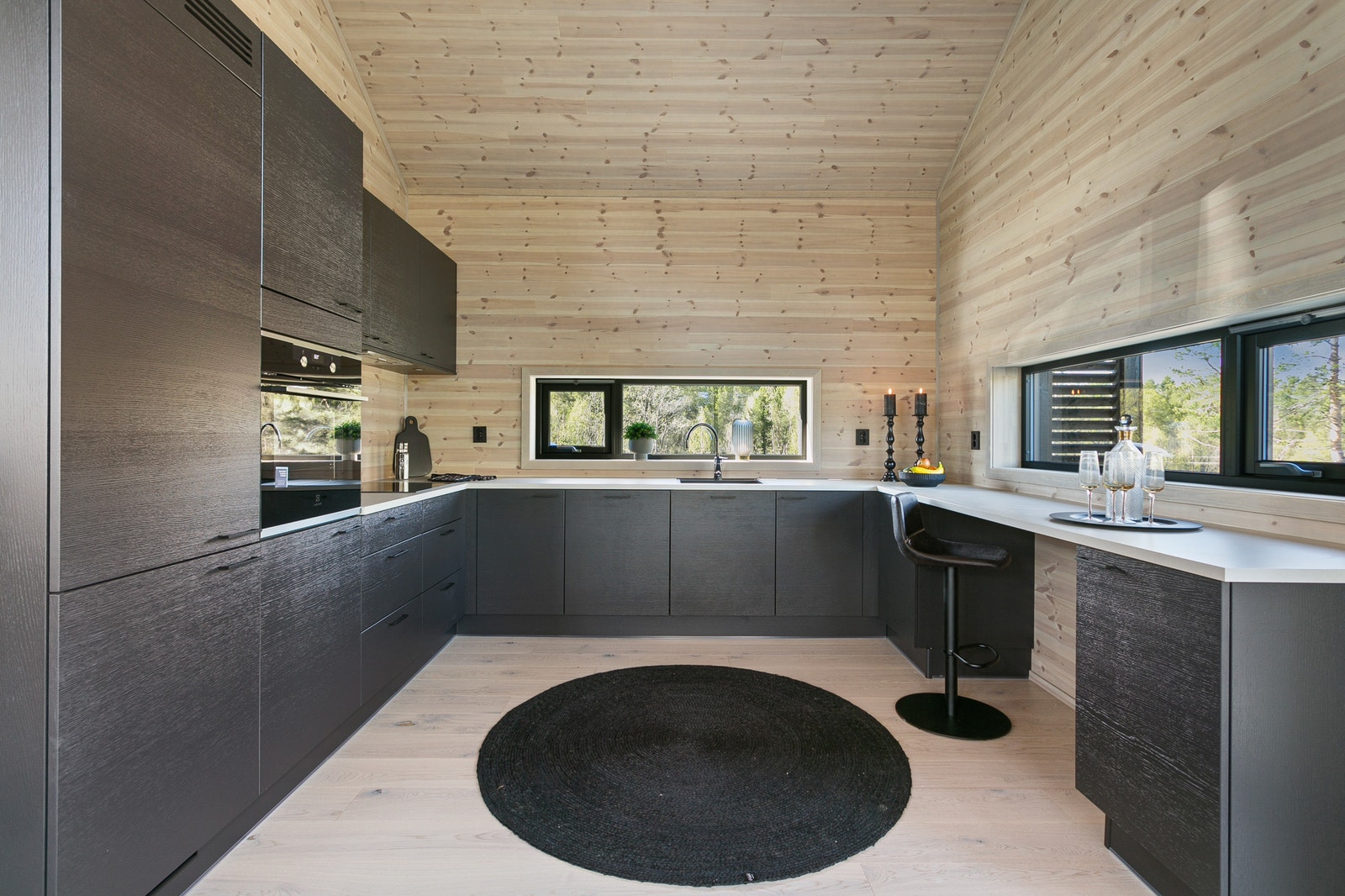 Innbydende kjøkken med god plass. Illustrasjonsfoto. Galleribilde