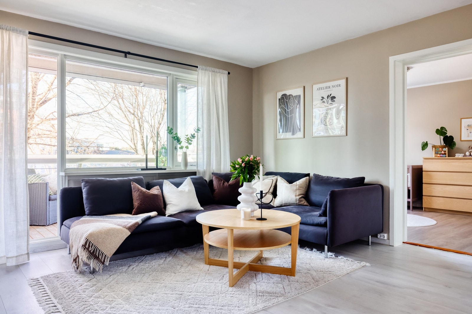 Overflatene er holdt i lyse farger samt gulv som er lagt med laminat(ny 2017). Galleribilde