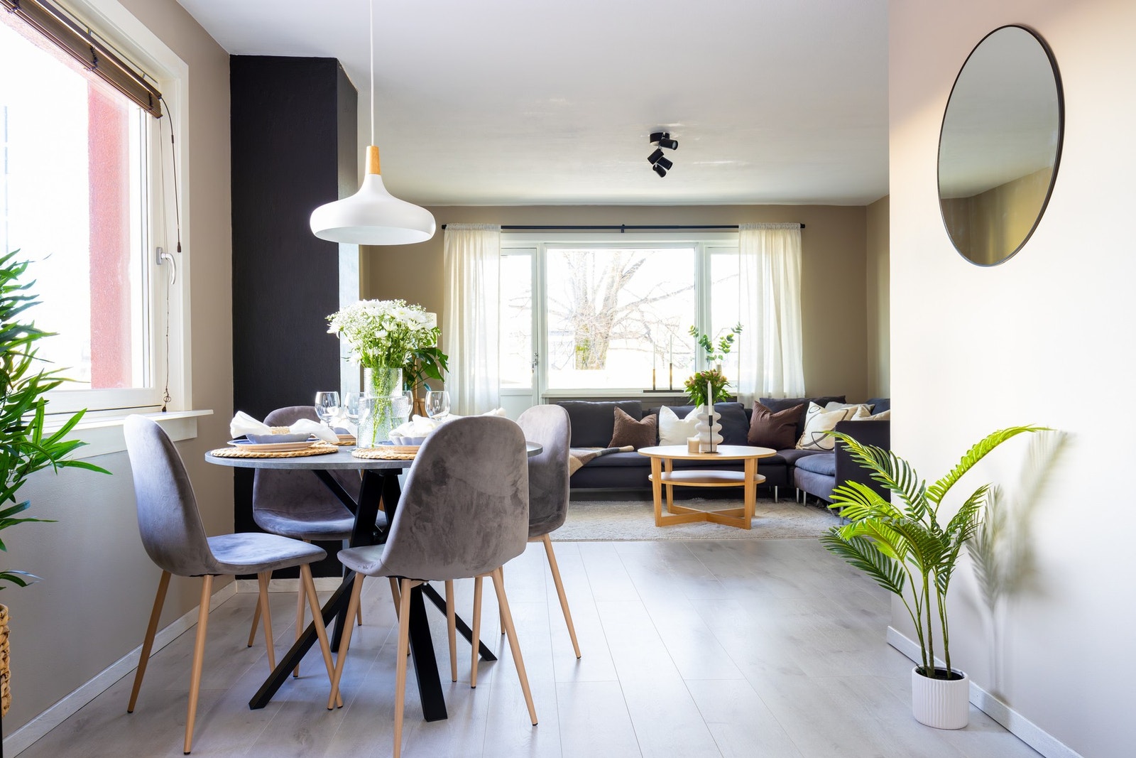 Det er etablert pipeløp i rommet hvor det kan undersøkes for muligheten til å sette inn peis. Galleribilde