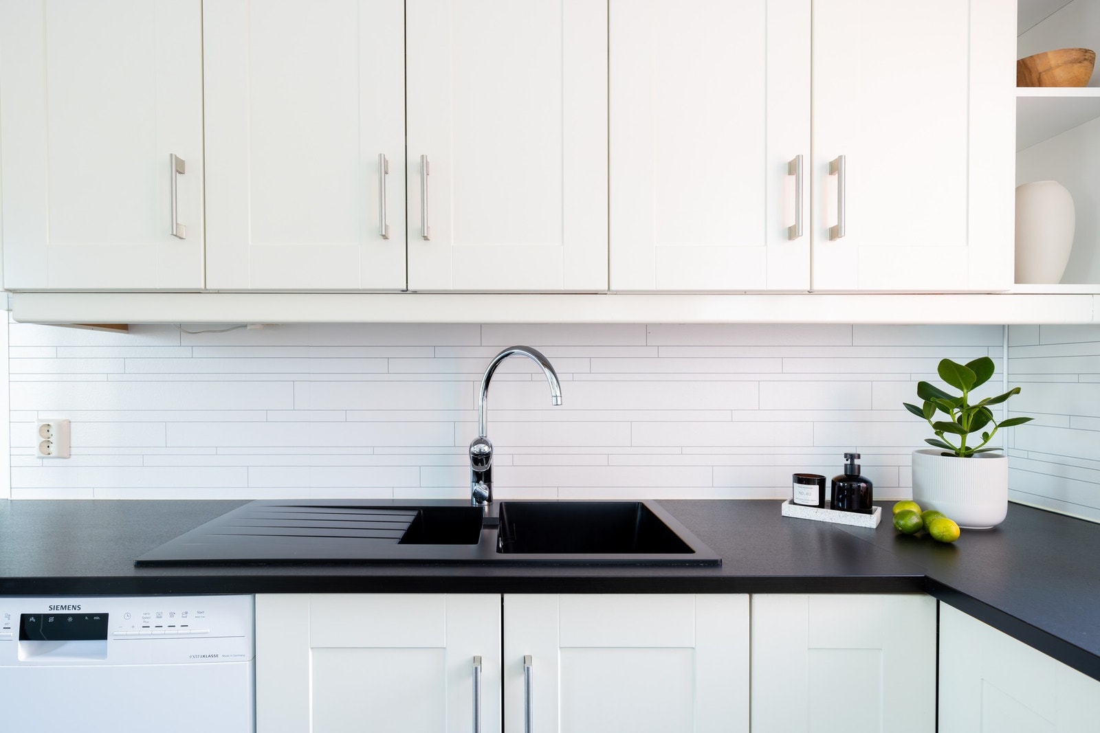 Videre er det plater, belysning og stikkontakt under overskap. Galleribilde