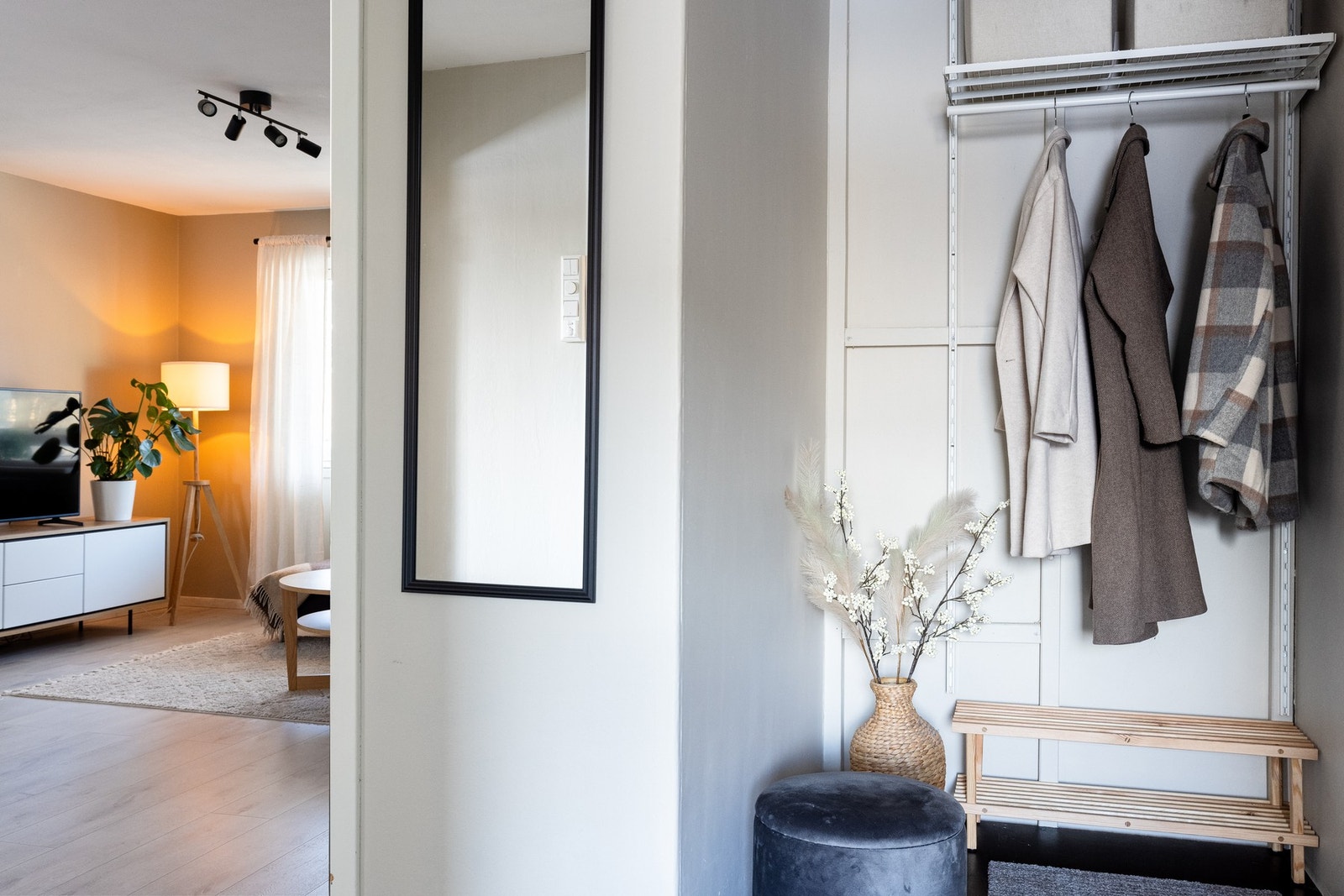 Boligens entré er lys og innbydende. Galleribilde