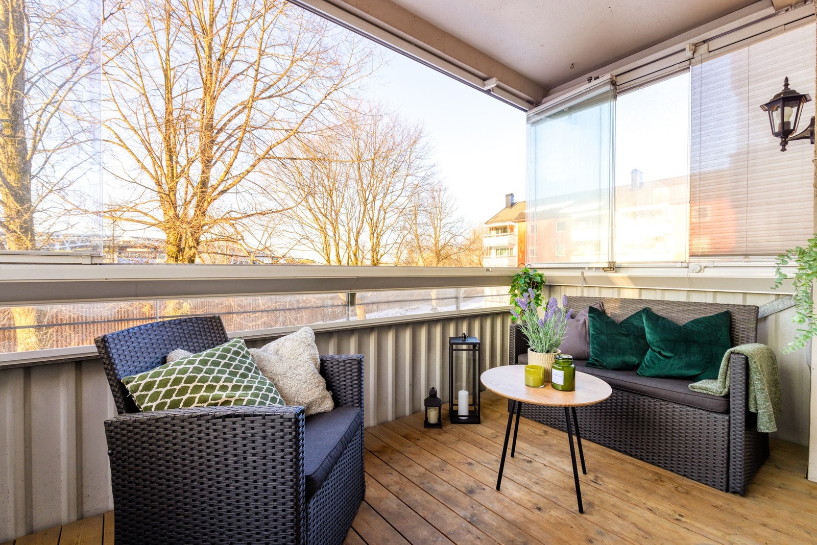 Dette er en lys tiltalende 3-roms endeleilighet beliggende i byggets 2. etasje. Galleribilde