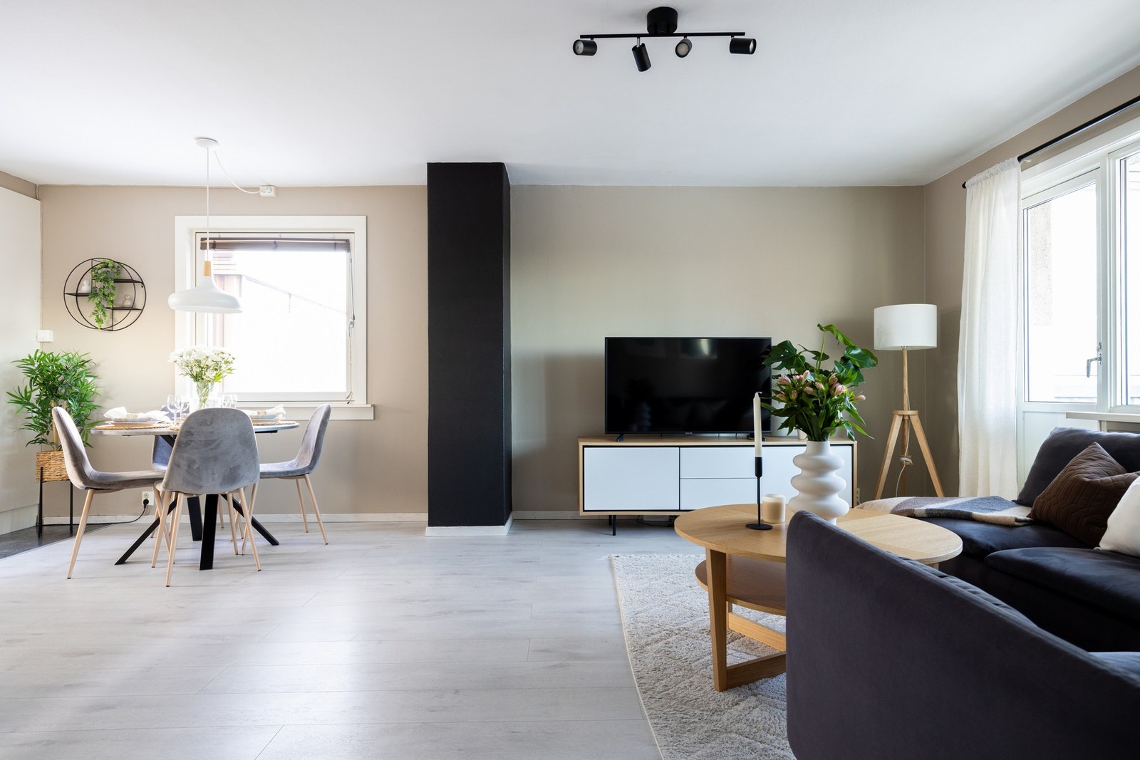 Med beliggenhet på enden og vinduer fra tre sider oppleves boligen lys og luftig. Galleribilde