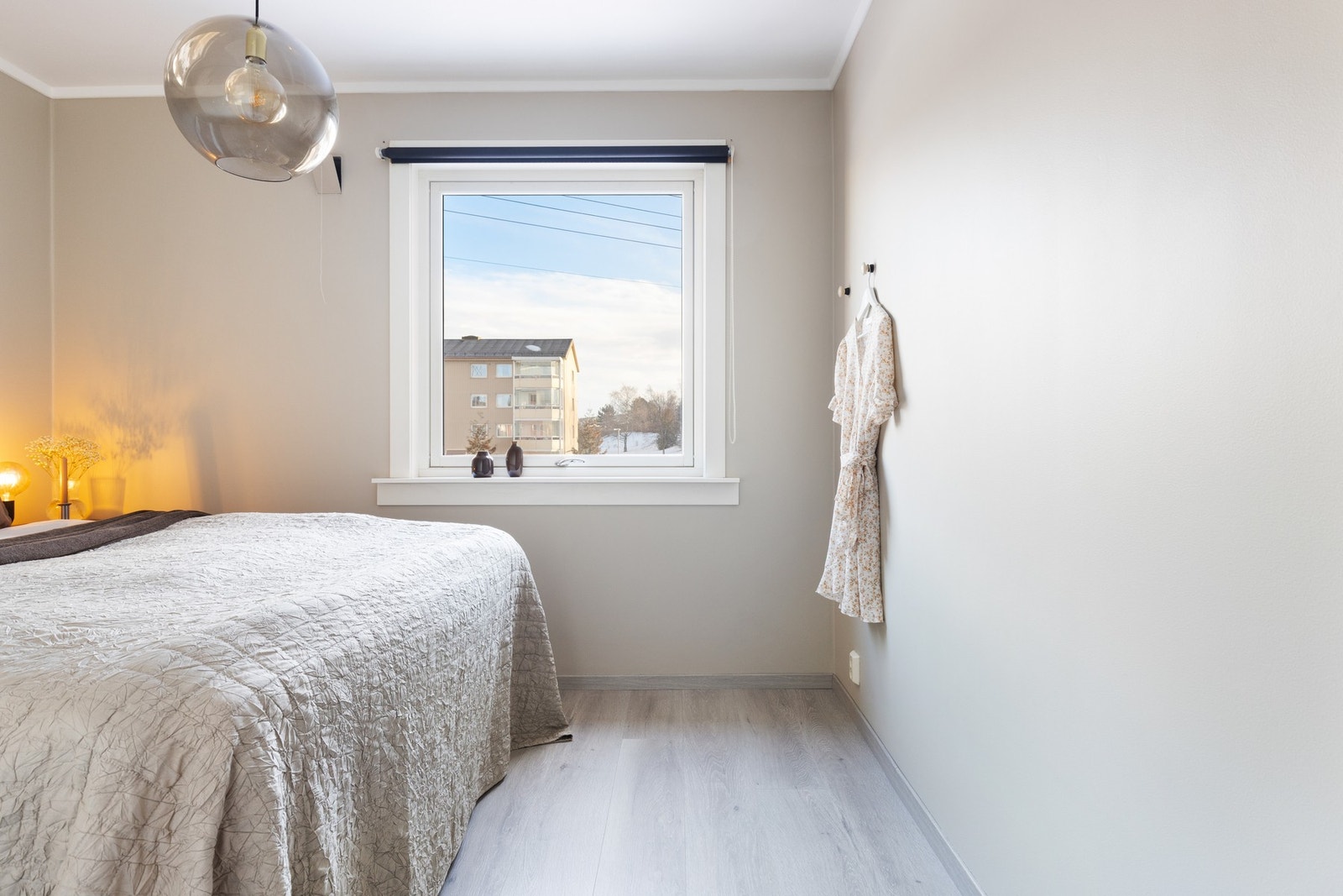 Hovedsoverommet har god plass til seng med tilhørende nattbord. Galleribilde