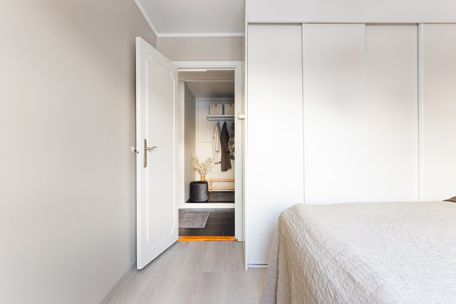 Stor skyvedørsgarderobe gir godt med lagring. Galleribilde