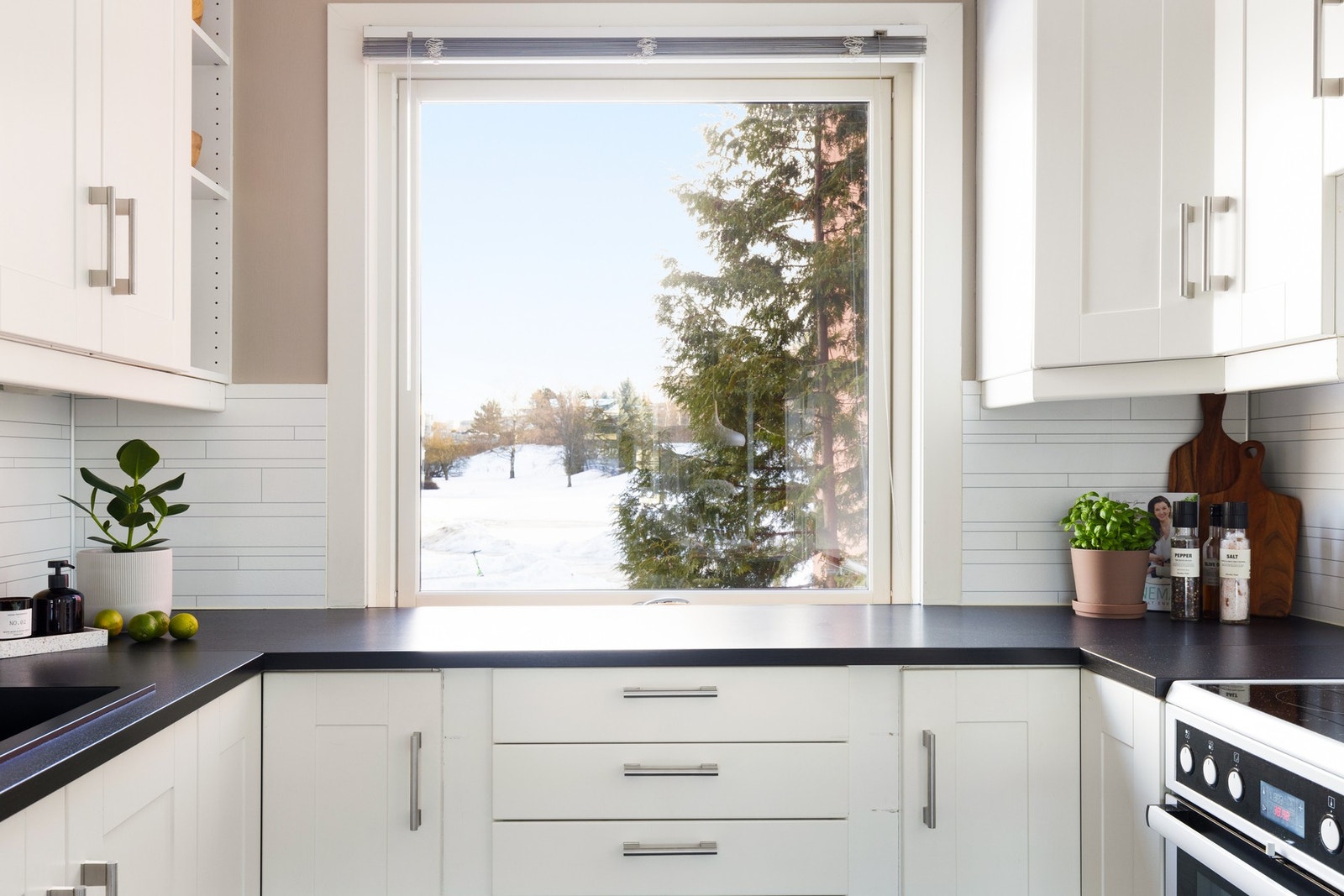 Kjøkkenet har godt med skap- og benkeplass. Galleribilde