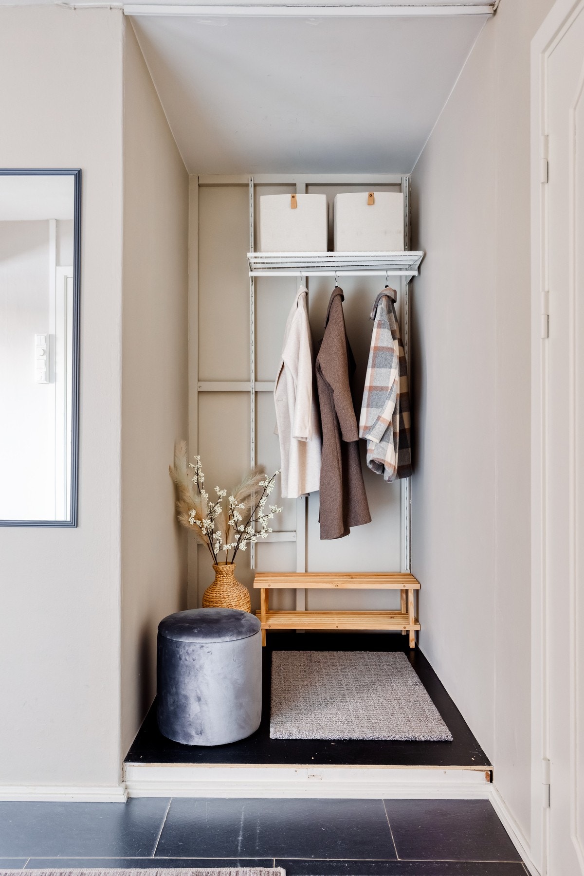 Praktisk nisje gir godt med plass for oppheng mm. Galleribilde