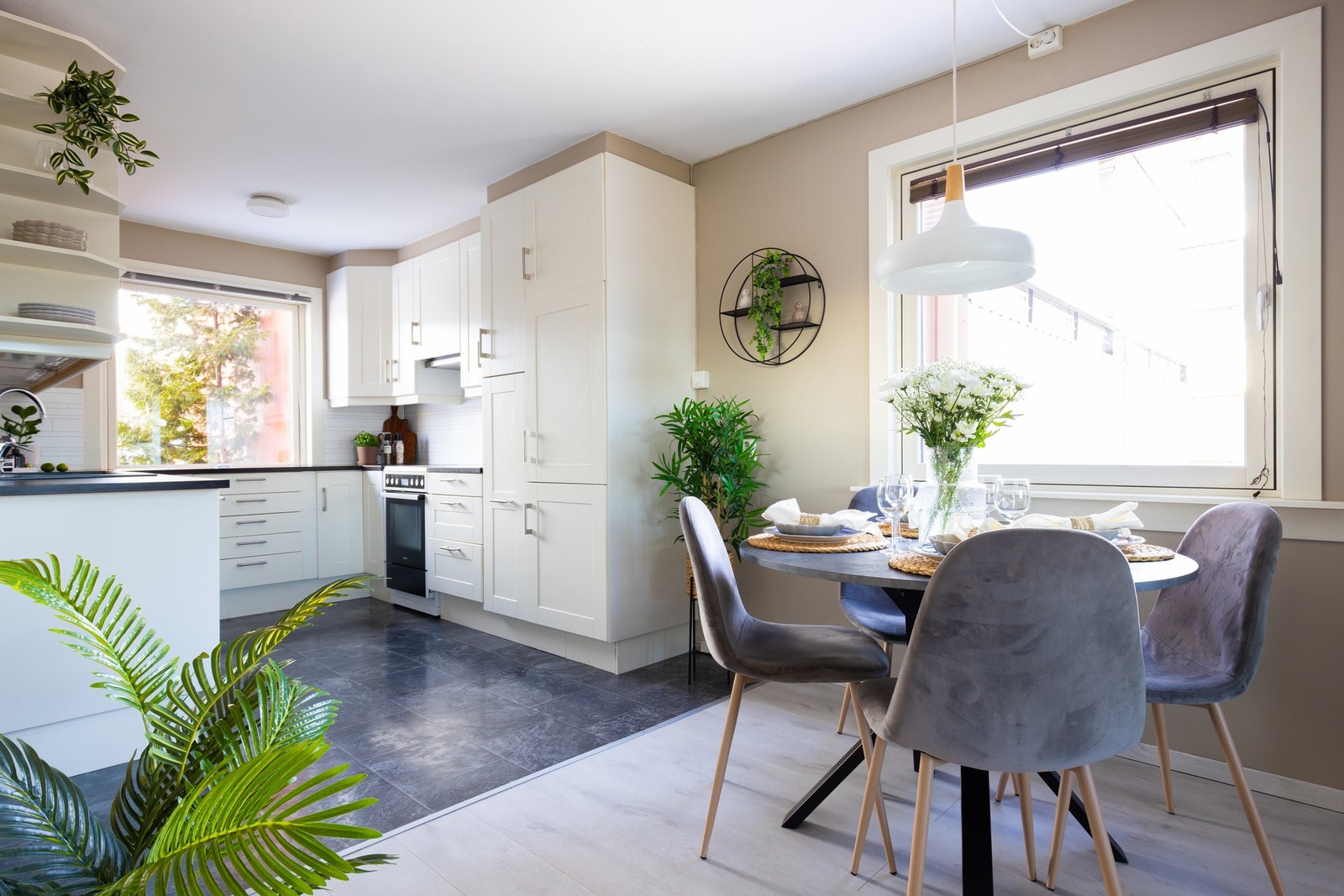 Boligens kjøkkenhjørne ligger i en åpen løsning mot stuen. Galleribilde