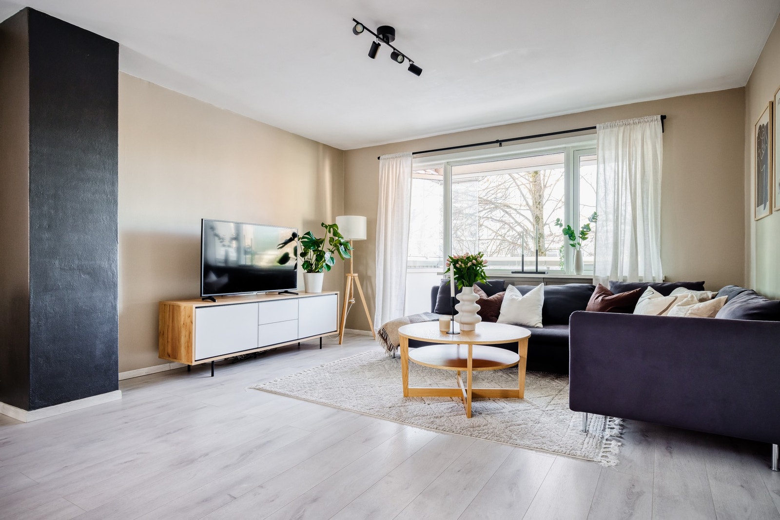 Stuen har en god utforming som gjør det enkelt å møblere med stor hjørnesofa med tilhørende møblement. Galleribilde