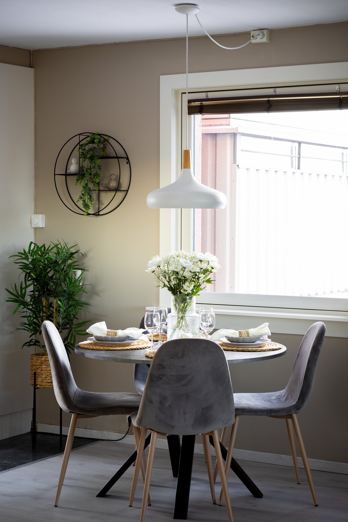 Naturlig sone for plassering av spisebord mellom stue og kjøkken. Galleribilde