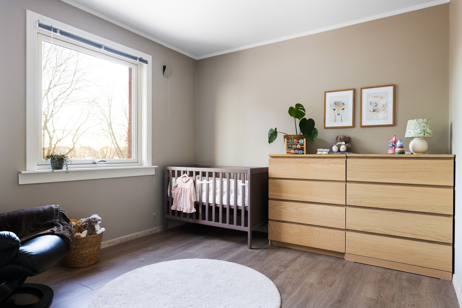 Soverom to har også plass til seng, oppbevaringsmøblement mm. Galleribilde