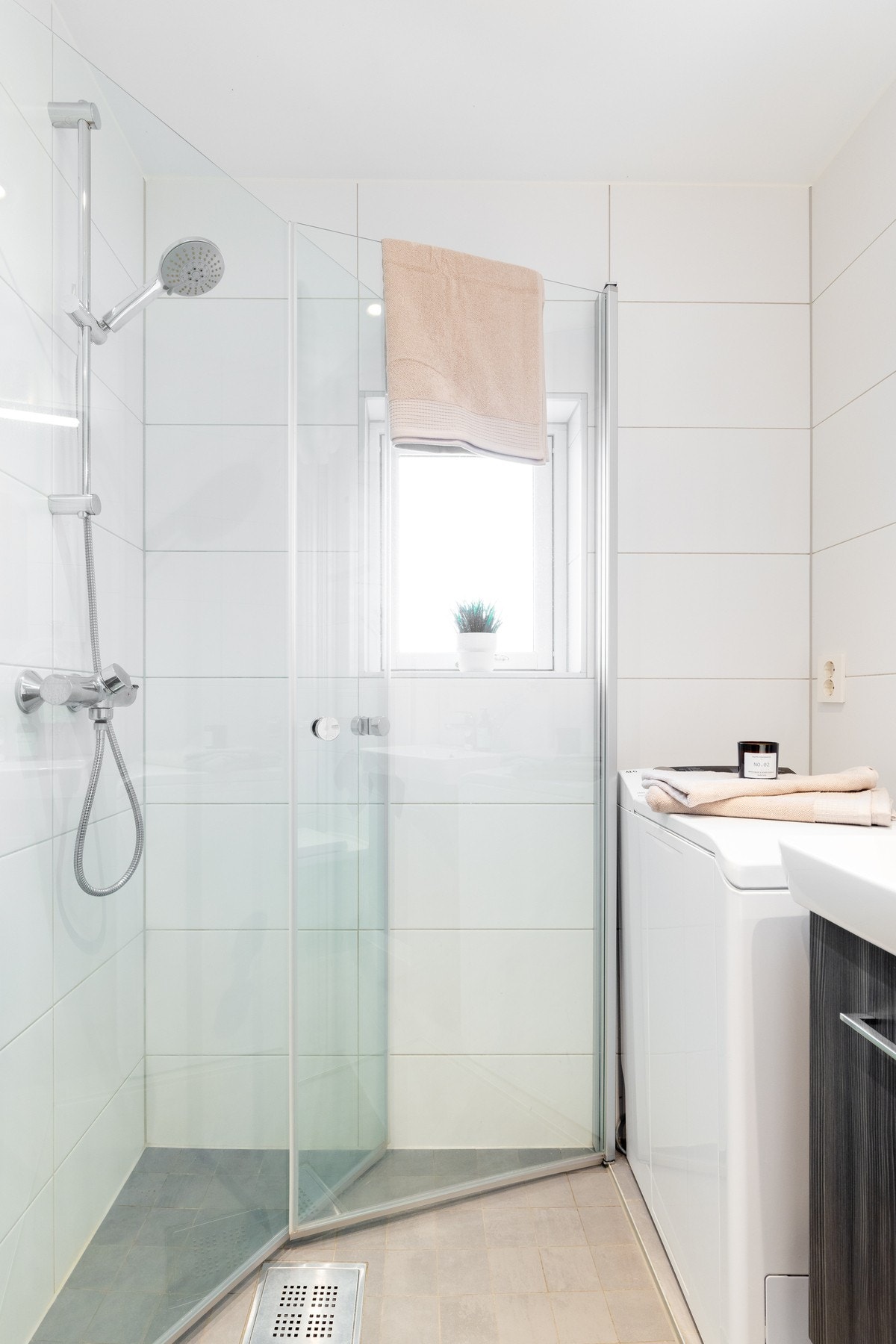 Innredningen består av servant på underskap, vegghengt høyskap og speilskap med lys. Galleribilde