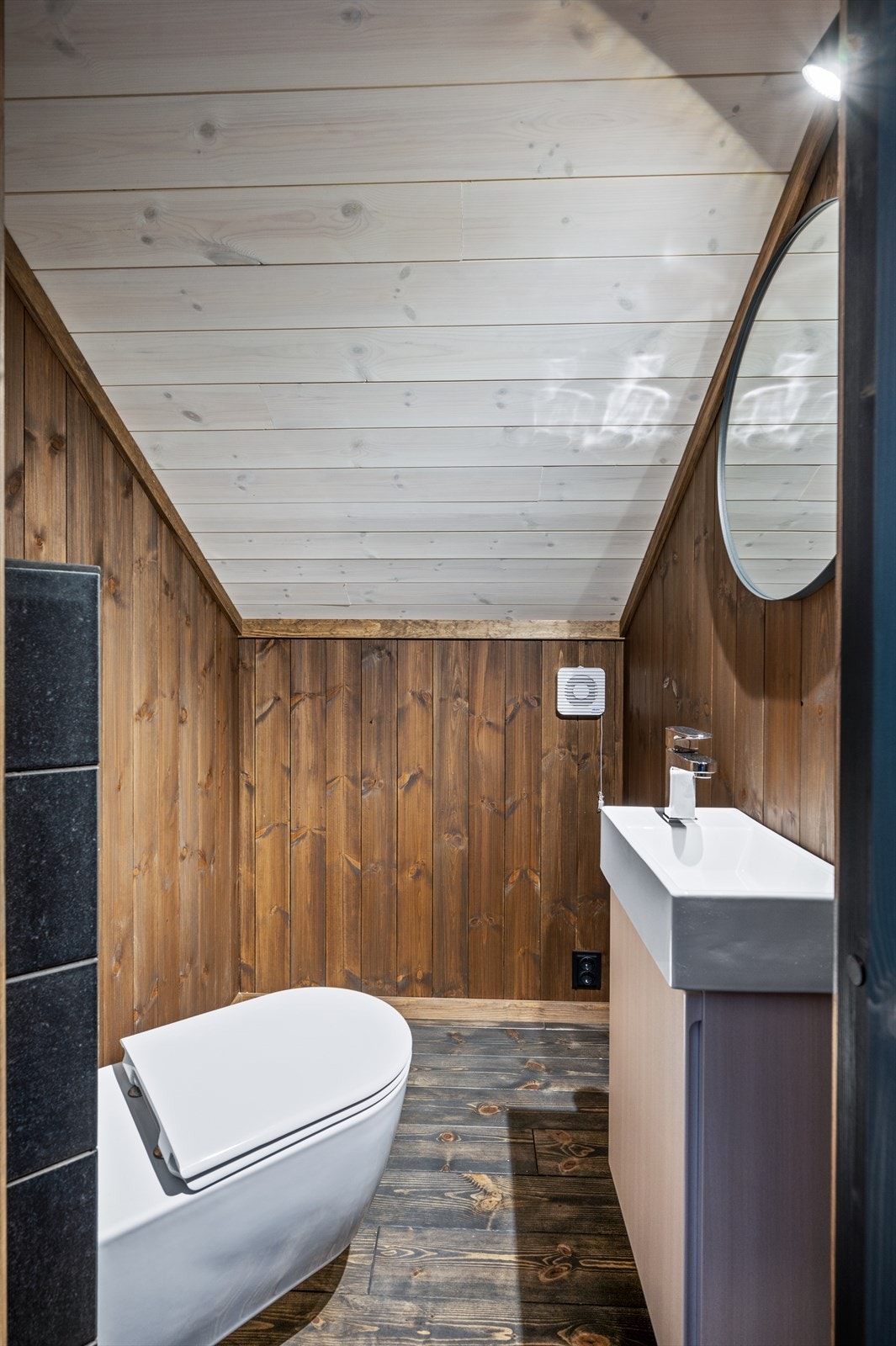 Toalettrom på hemsen. Galleribilde