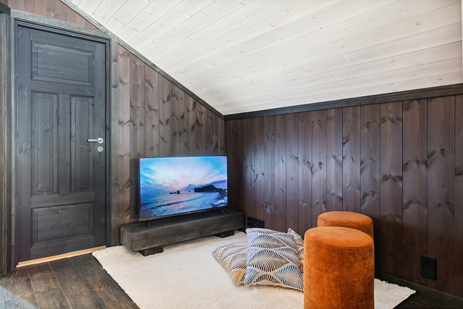 Koselig tv-krok utenfor soverom på hems. Galleribilde