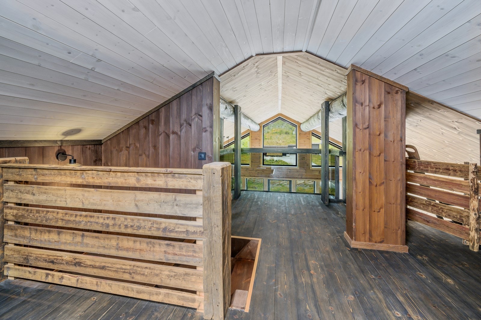 Flotte detaljer på hemsen, rekkverk med materialer fra gammel låve og gammel kirke. Galleribilde