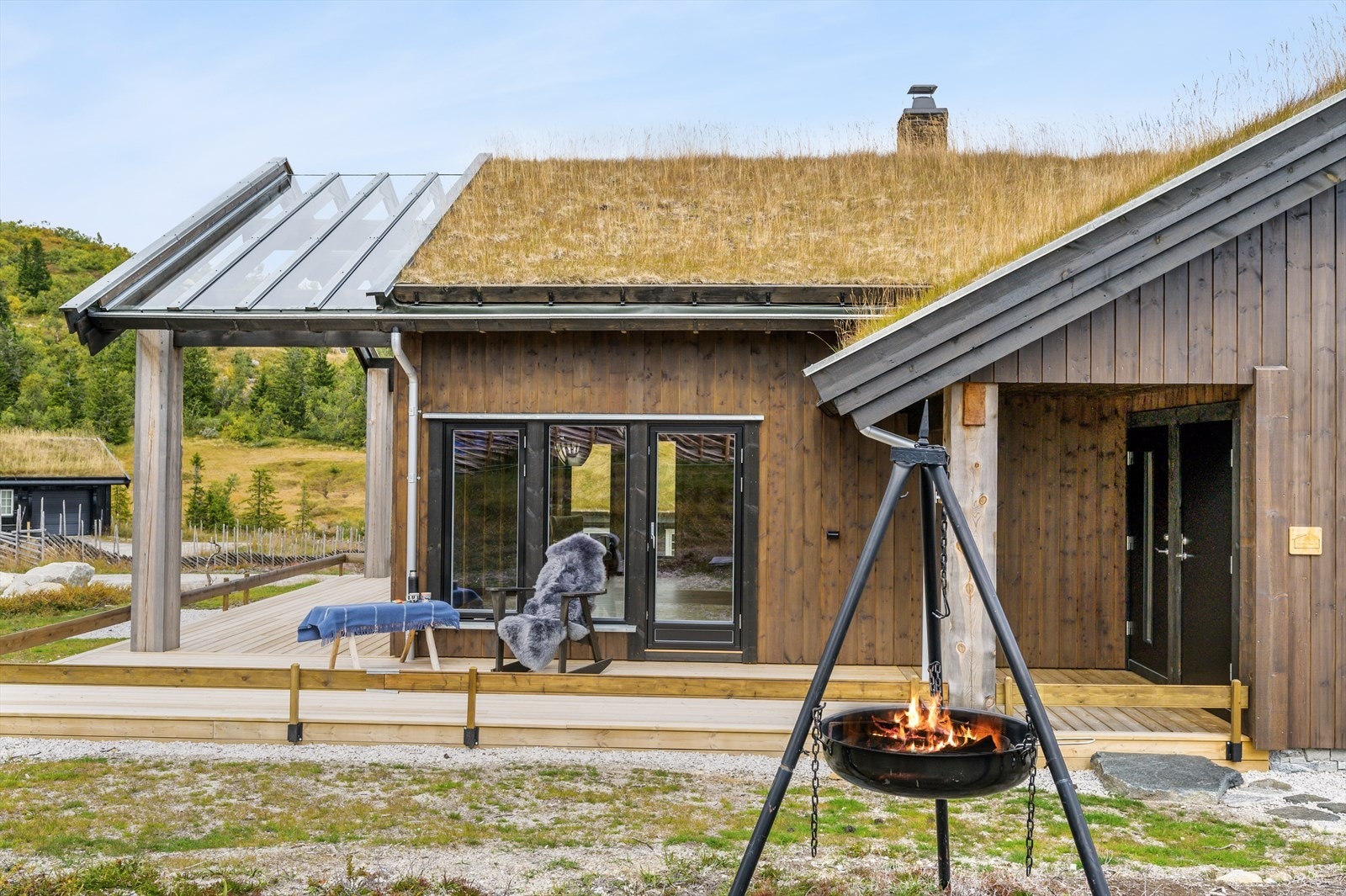 Flott glass overbygget terrasse. Ved inngangen er det lun og god `frokostterrasse` med egen dør inn til kjøkkenet. Galleribilde