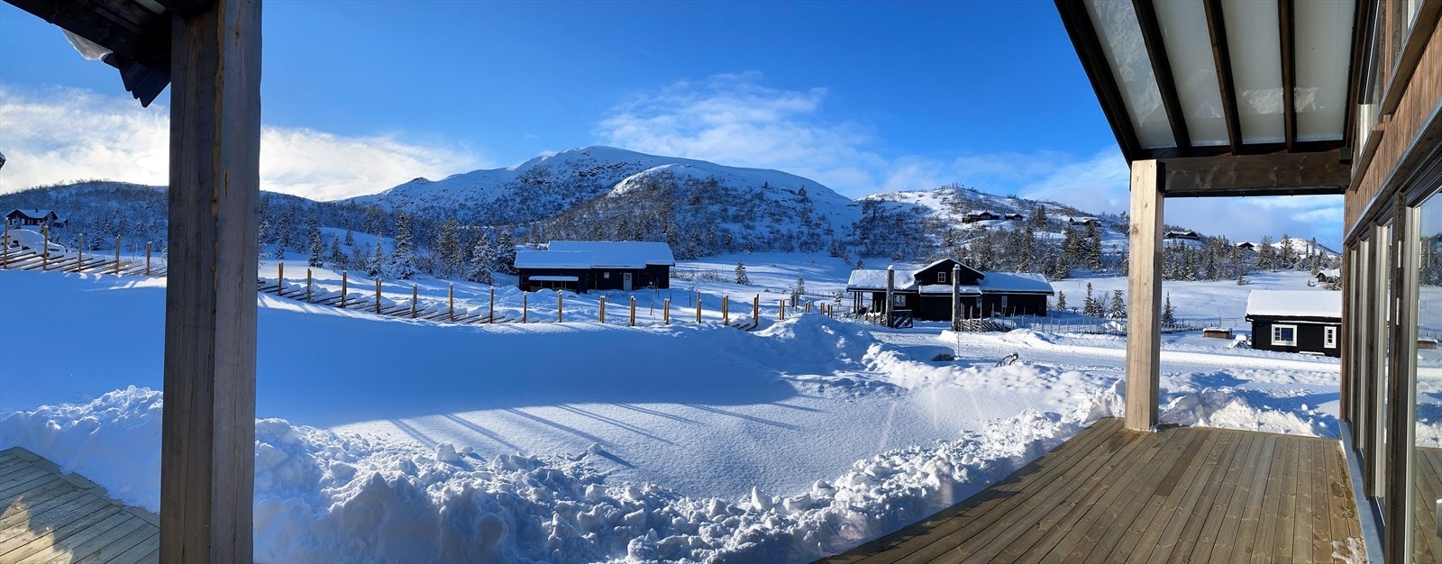 Snaufjellet på over1000 m og foten av Hardangervidda rett utenfor stueveggen. Galleribilde