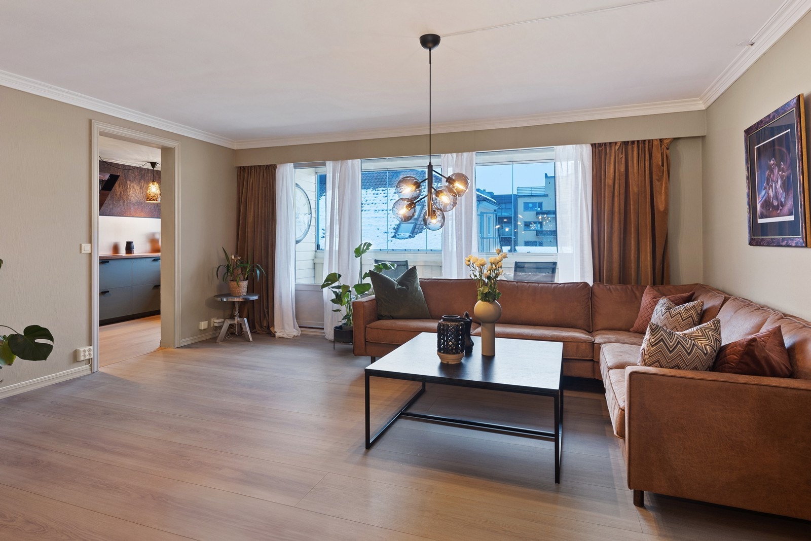 Fra stuen er det utgang til innglasset balkong på ca. 7 kvm Galleribilde