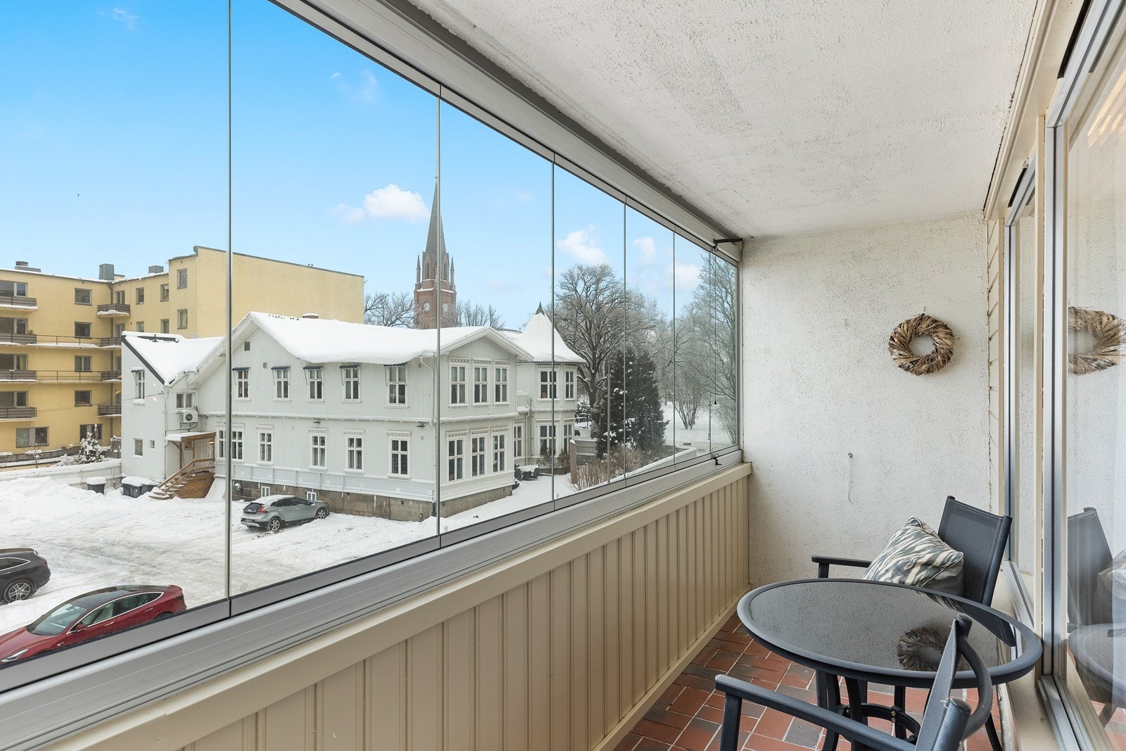 Glassene kan åpnes og skyves bort, slik at man får det helt åpent Galleribilde