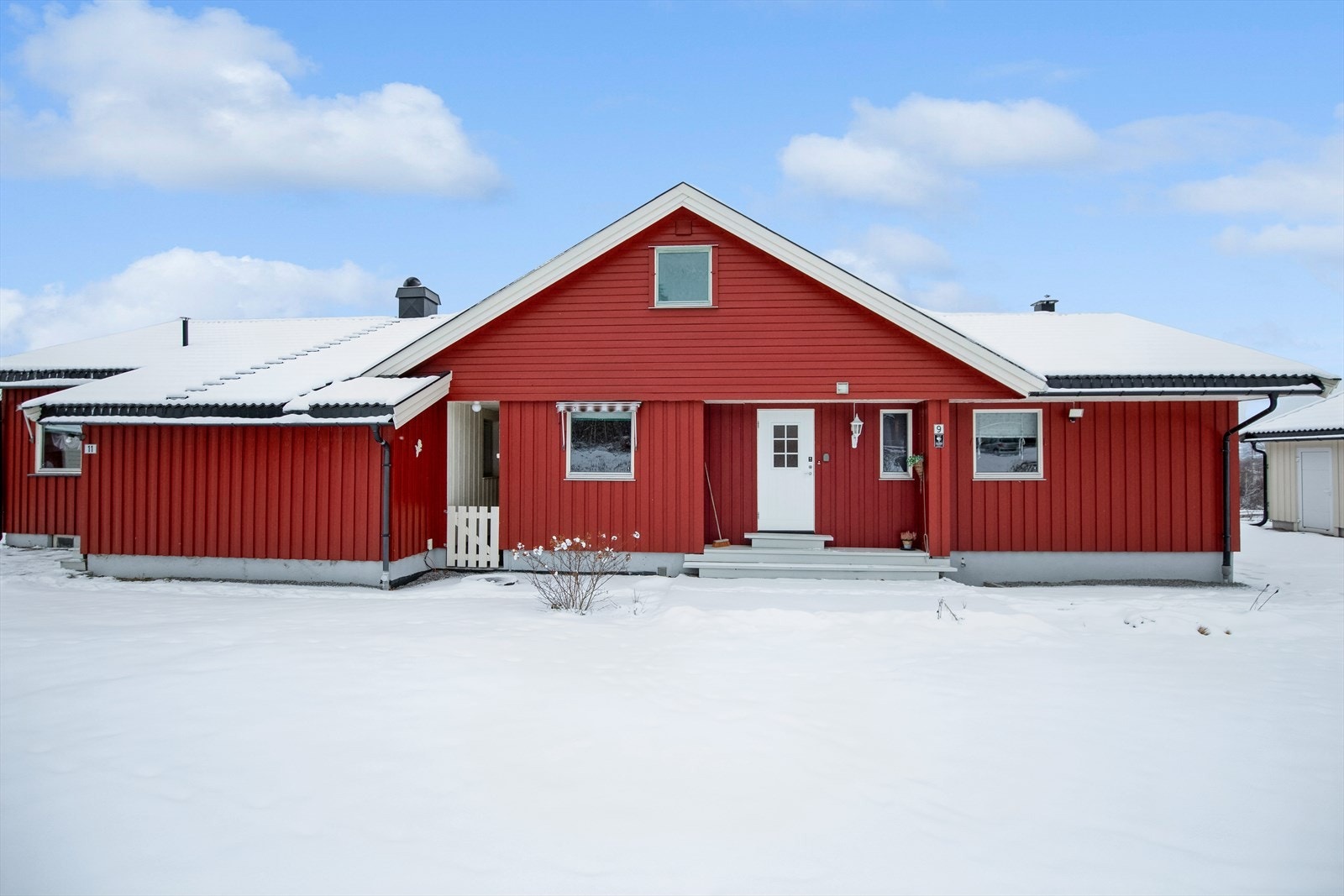 Innholdsrik bolig med to boenheter. Galleribilde