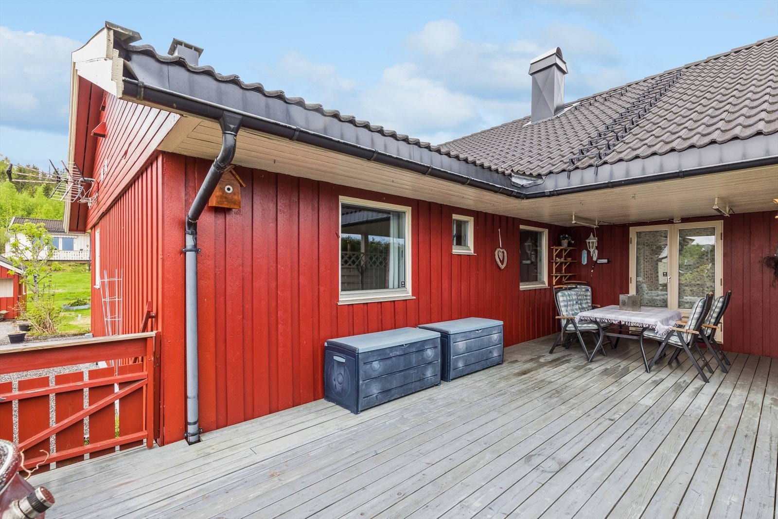 Solrik og skjermet terrasse med utgang fra stuen. Galleribilde
