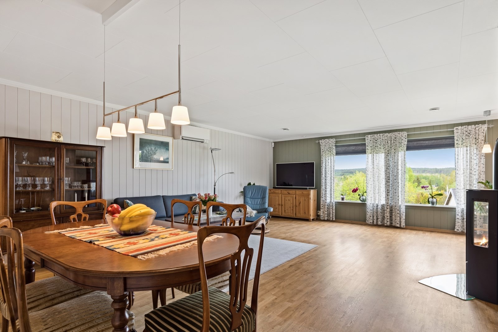 Svært romslig stue med plass til både sofa og spisestue. Galleribilde