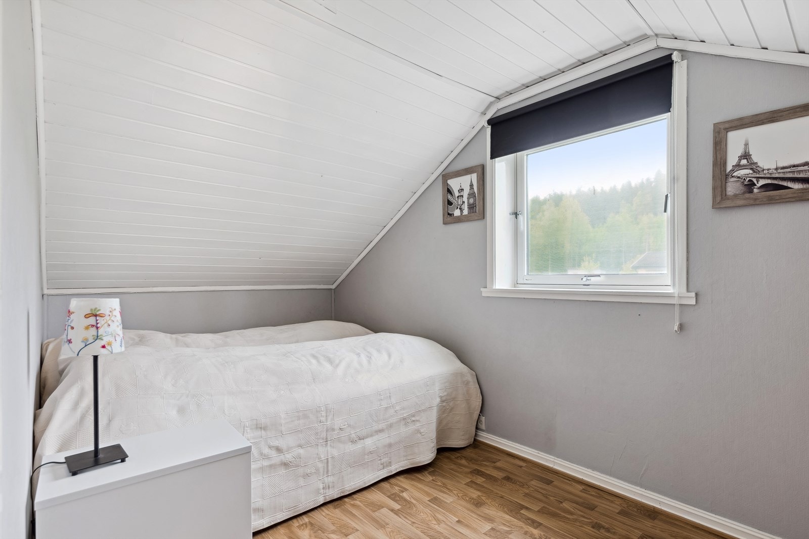 I loftetasjen er det innredet 2 soverom, ett i hver ende av etasjen. Galleribilde