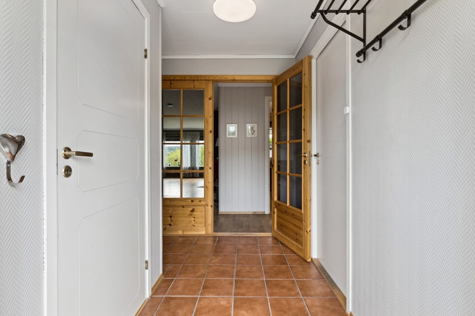 Entréen har plass til å henge fra seg yttertøy og plassere fottøy. Galleribilde