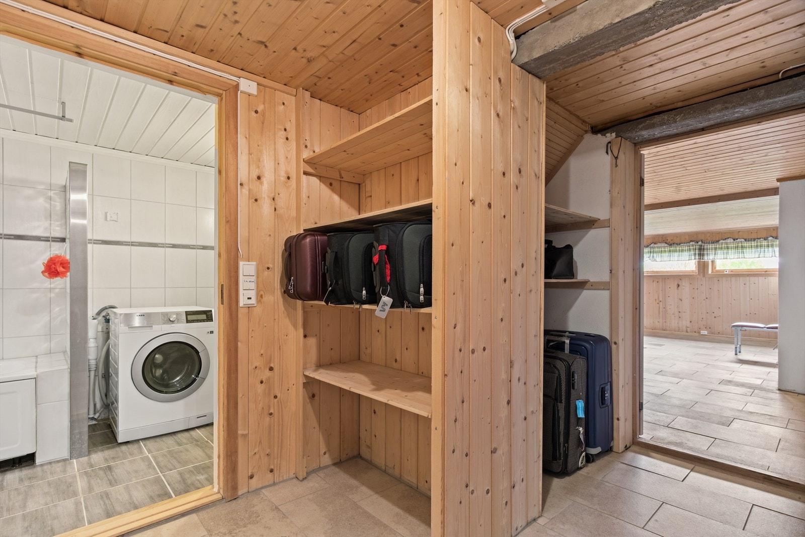 Innholdsrik kjelleretasje med kjellerstue, bad med opplegg for vaskemaskin og rikelig med boder. Galleribilde