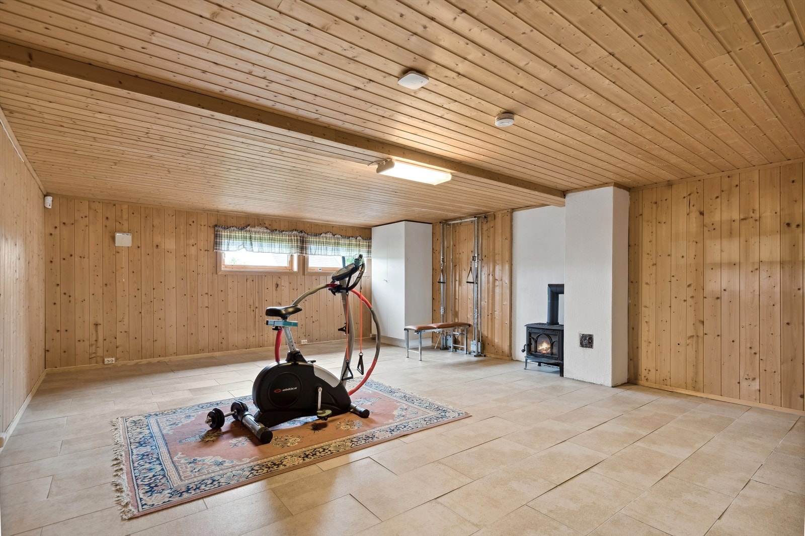 Stor kjellerstue med vedovn som oppvarming. Galleribilde