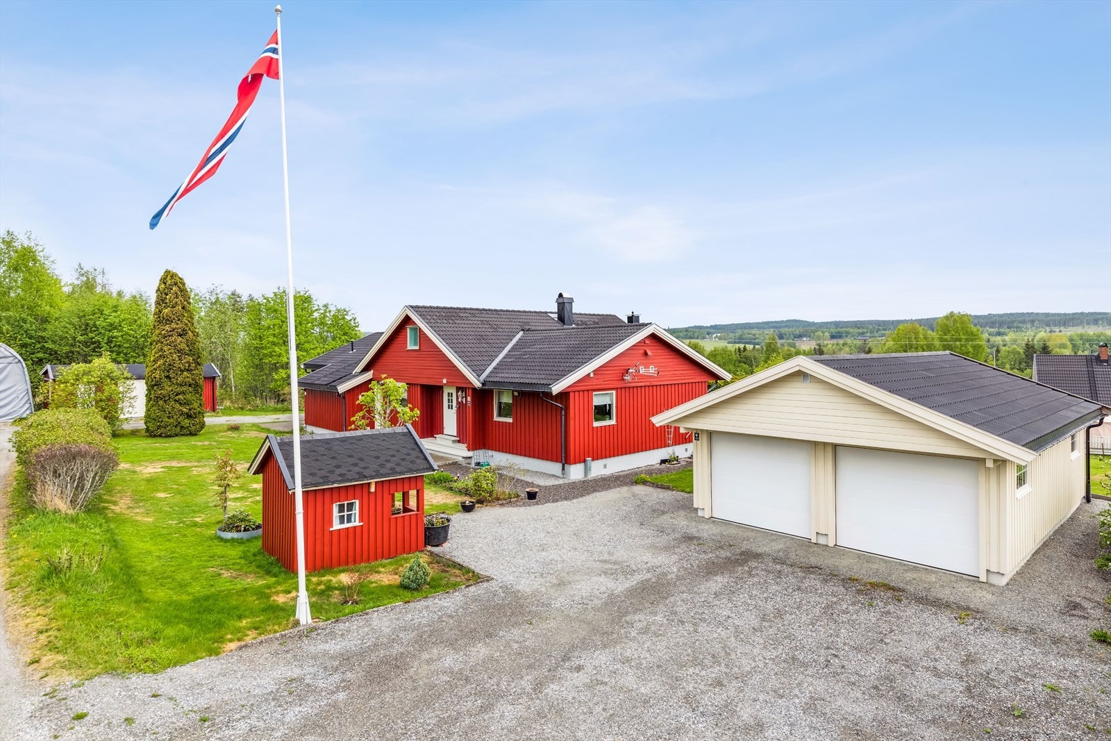 Sommerbilde av gårdsplassen. Galleribilde