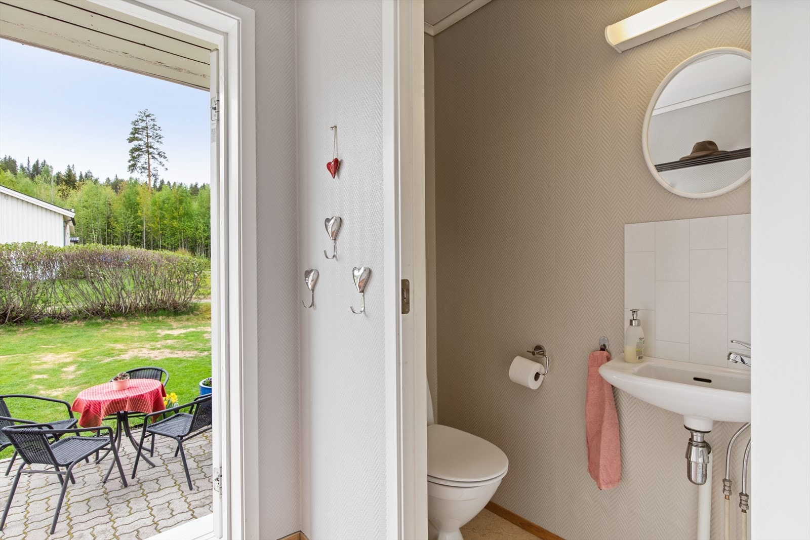 Med adkomst fra entréen ligger praktisk toalettrom. Galleribilde