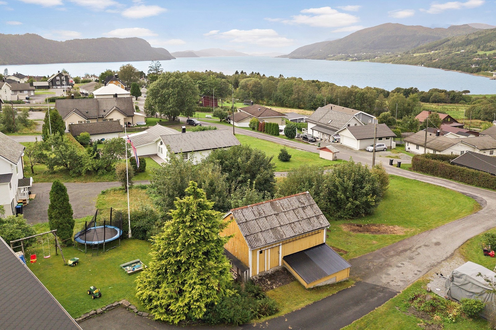 Tomten ligger i flott etablert boligområde i Tennfjorden. Galleribilde